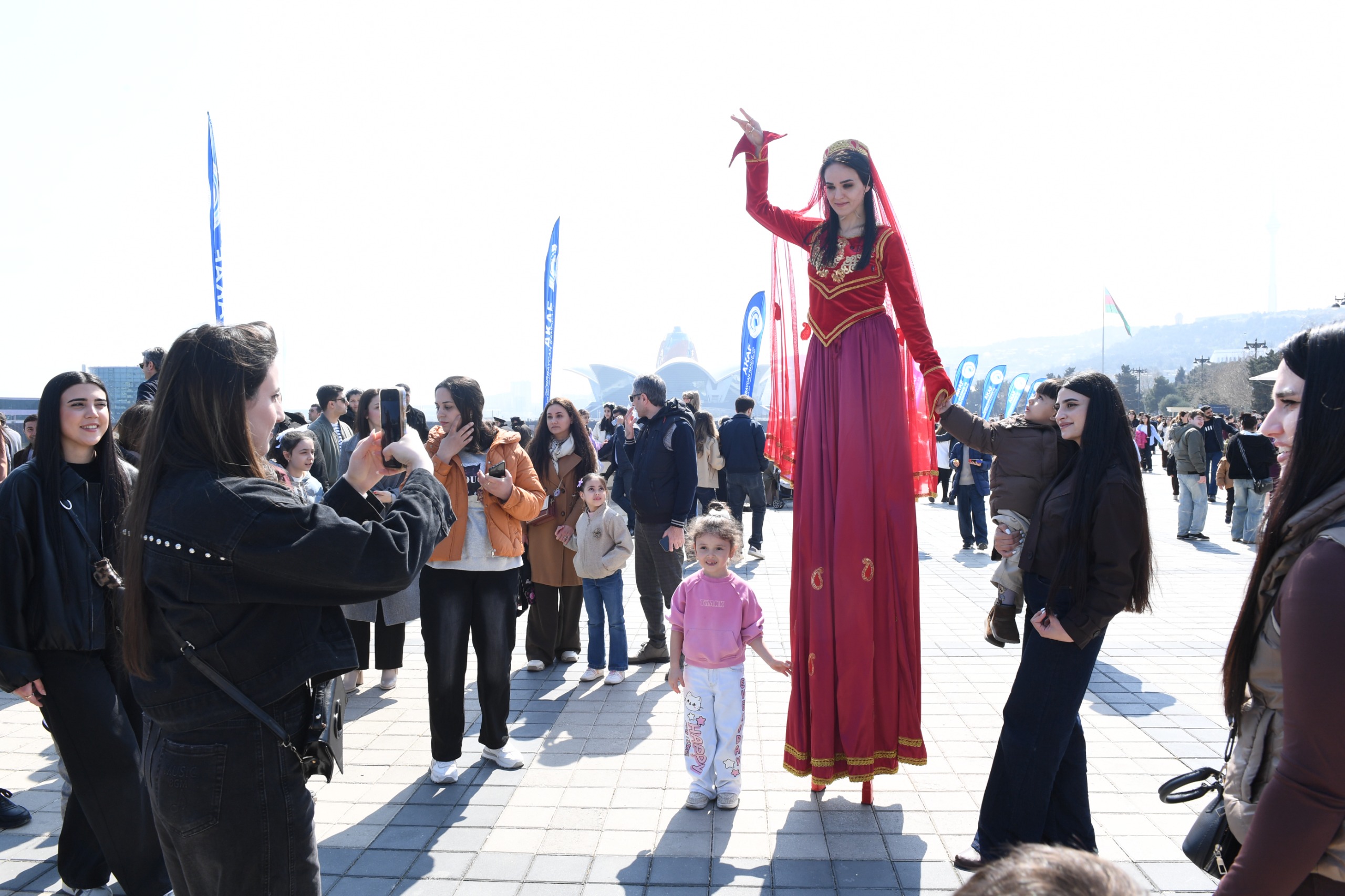 Bakıda Xəzərin suları avarçəkmə və yelkənli qayıqlarla bəzəndi (FOTO)